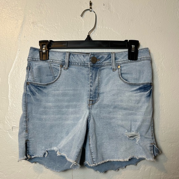 1822 Denim Light wash Distressed Shorts - Picture 1 of 6